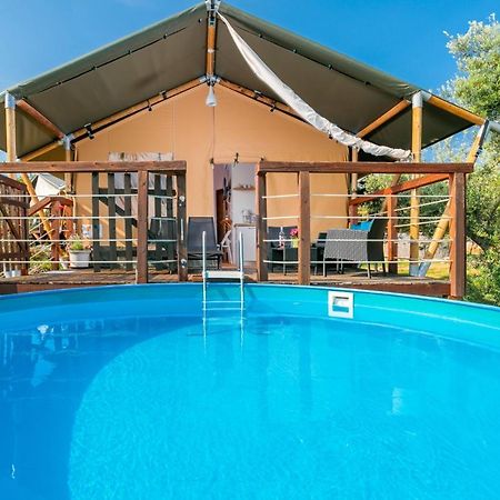 Отель Prima Insula Glamping Brusici Экстерьер фото
