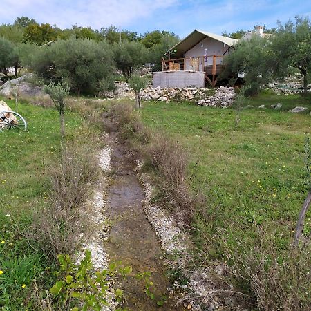 Отель Prima Insula Glamping Brusici Экстерьер фото
