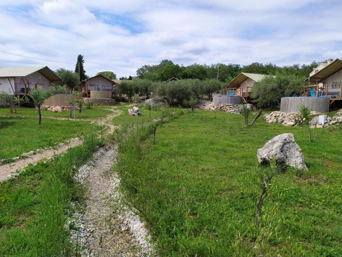 Отель Prima Insula Glamping Brusici Экстерьер фото